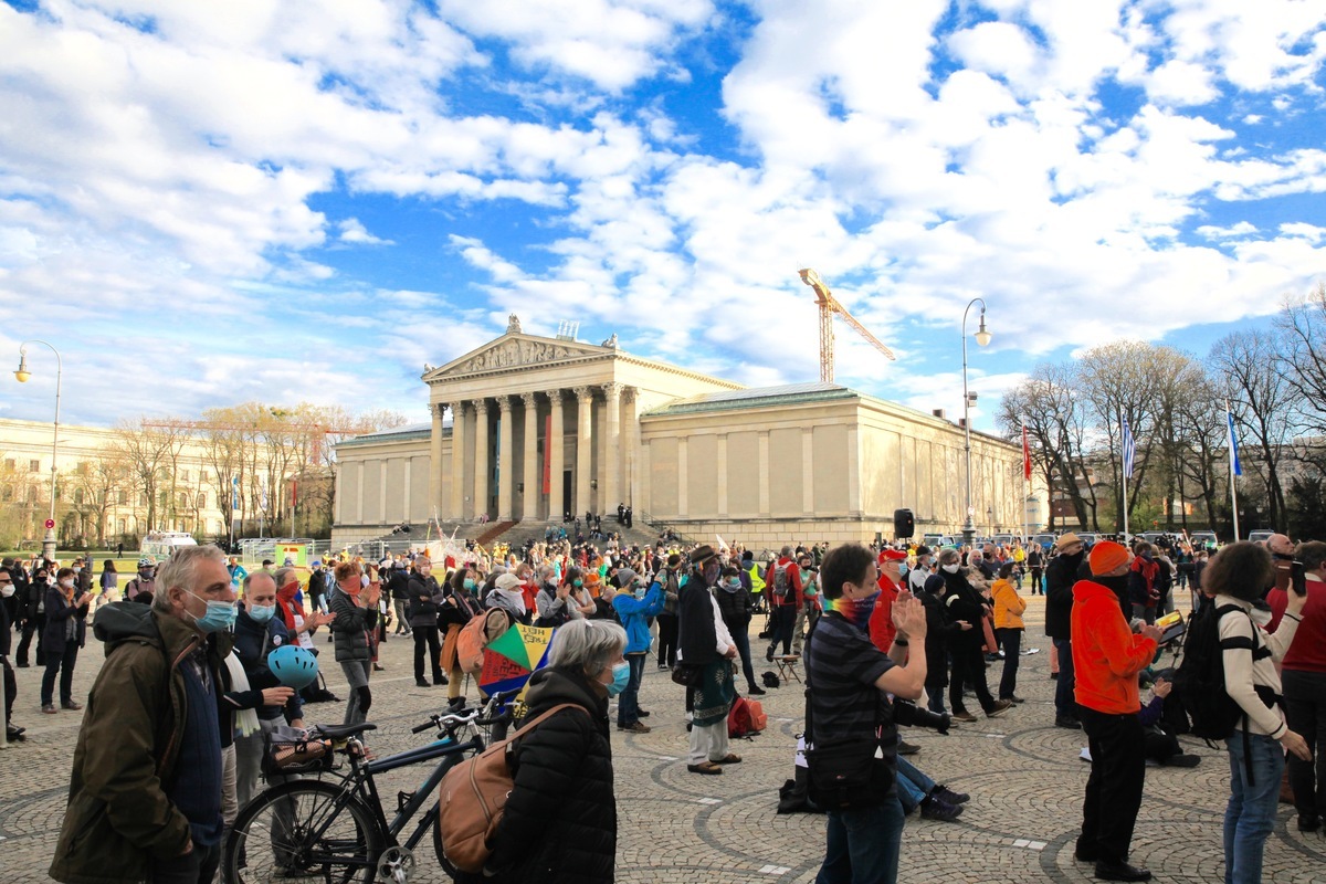 2021年4月11日，民眾在德國慕尼黑國王廣場參加集會，抗議政府的疫情封鎖措施。呼籲要回歸正常生活，維護《基本法》。（黃芩／大紀元）