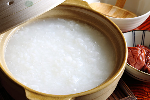 濃米粥上層的米湯如同強壯劑、補養劑，是濃縮的精華。（Shutterstock）