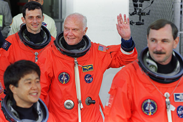 周四，美國太空總署的太空人、參議員約翰・格倫（中）去世，享年95歲。（TONY RANZE/AFP/Getty Images）