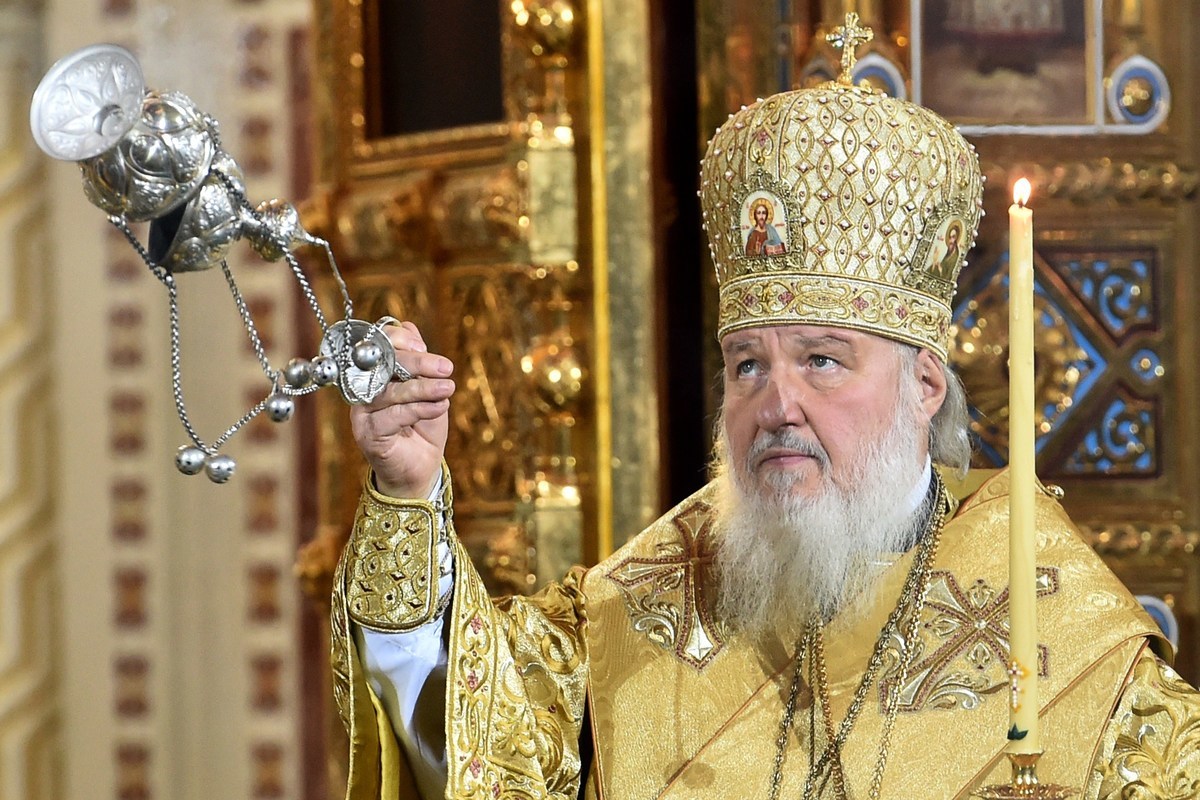 俄羅斯正教會主教長基裏爾（Patriarch Kirill）警告說，人們過度依賴網絡和手機等現代科技，可能會招致末日的降臨。圖為2015年1月7日，基裏爾在主持一項宗教儀式。（KIRILL KUDRYAVTSEV/AFP/Getty Images）