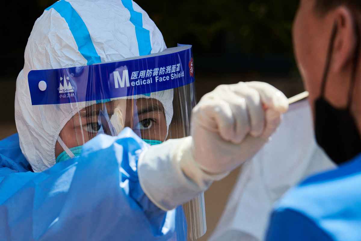 圖為2022年4月17日，上海浦東區封鎖期間在一個大院內對居民進行拭子測試。（LIU JIN/AFP）