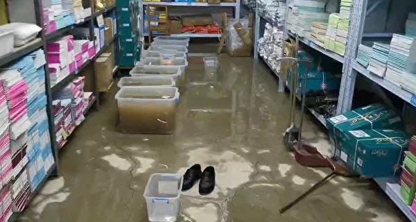 鄭州六院的藥品庫房浸泡在積水中。（大紀元）