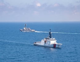 美戰艦和海岸警衛隊巡邏艇穿越台灣海峽