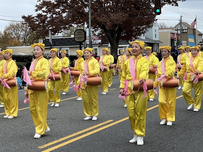 法輪功腰鼓隊參加美國費城感恩節遊行 觀眾隨著鼓點起舞