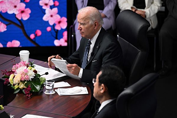 2022年5月23日，美國總統拜登和日本首相岸田文雄在日本參與印太經濟框架啟動儀式。 （SAUL LOEB/AFP via Getty Images）