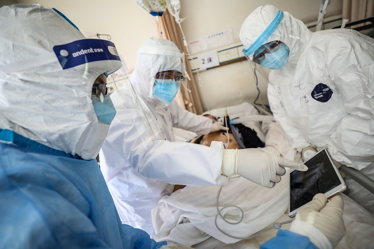 外界憂心琅琊病毒恐像新冠病毒一樣在全球大規模擴散。圖為2020年2月16日，武漢一所醫院裏的新冠肺炎病人與醫生。（STR/AFP via Getty Images）