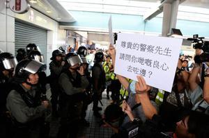 【9.7反送中組圖】抗爭者聚集東涌站 向警察道德勸說