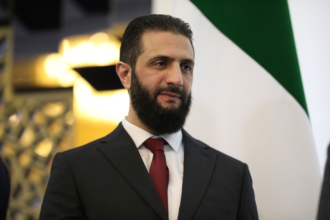 2025年2月25日,敘利亞臨時總統沙拉(Ahmad al-Sharaa)出席在大馬士革總統府舉行的全國對話會議。該會議旨在討論阿薩德下台後的敘利亞未來政局。 (Ali Haj Suleiman/Getty Images)