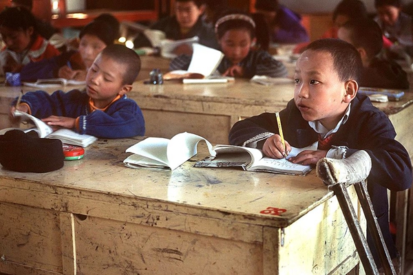10月8日，一名藏族學生在拉薩的塔松楚米格特殊學校學習漢語。（MELANIE BELL/AFP via Getty Images）