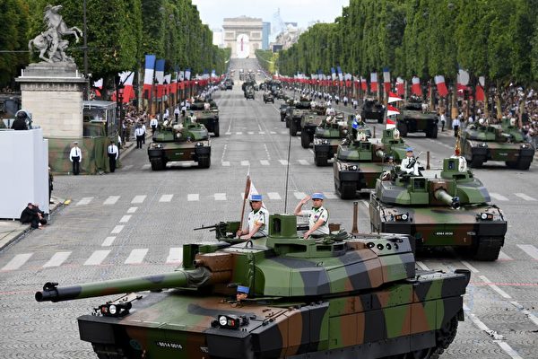 2017年7月14日，在巴黎香榭麗舍大道上舉行的閱兵中，法國第5龍騎兵團的勒克萊爾坦克列隊通過。（Alain Jocard/AFP via Getty Images）