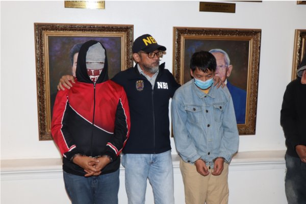 菲律賓國家調查局公布的鄧元清(右)和一名嫌疑人的照片。(菲律賓國家調查局)