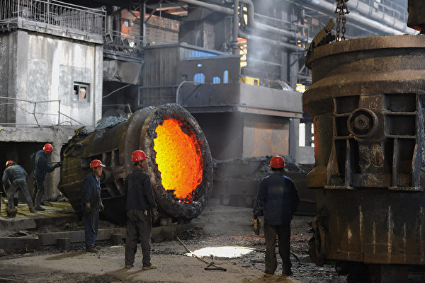 中國是世界第一大鋼鐵生產國，正在調整其鋼鐵產業的布局。圖為安徽省合肥一家鋼鐵廠。(STR/AFP via Getty Images)