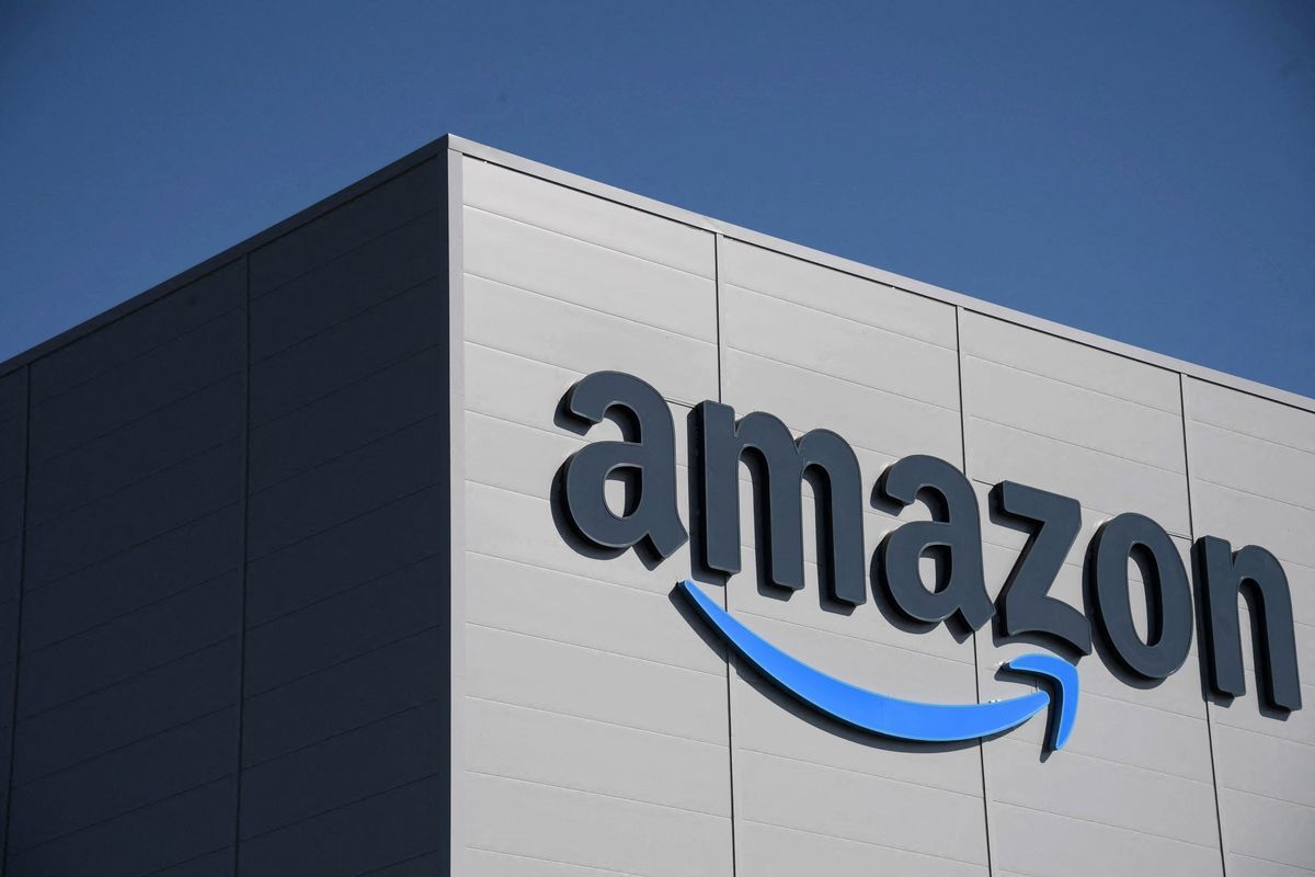 美國電商巨頭亞馬遜（Amazon）向FCC提出申請，要求批准公司在2022年底前發射、營運2顆原型衛星。（SEBASTIEN BOZON/AFP via Getty Images）