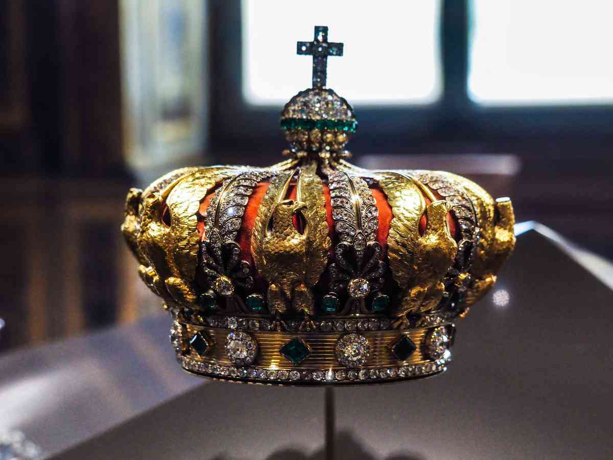 2021年5月20日,歐仁妮王后(Empress Eugénie)的王冠在阿波羅畫廊展出。這頂王冠價值數千萬歐元,在2025年10月19日羅浮宮部份珠寶失竊案中,因竊賊在逃跑時將其遺落,而倖免於難。(Maeva Destombes/Hans Lucas/AFP via Getty Images)
