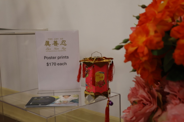 圖為現場「真善忍美展」攤位擺放的燈籠。(夏楚君/大紀元)