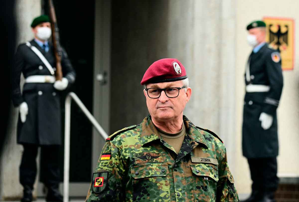 2022年3月4日，德國聯邦國防軍參謀總長佐恩（Eberhard Zorn）準備接待訪視的德國總理。（Tobias Schwarz/AFP via Getty Images）