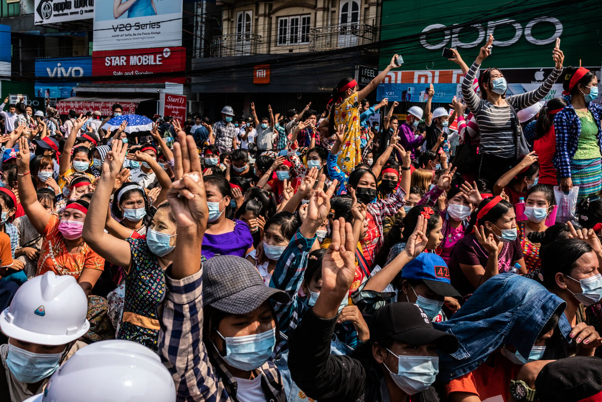 圖為周六（2月6日），數千人聚集在仰光，抗議緬甸軍方發動政變。（Photo by Getty Images/Getty Images）