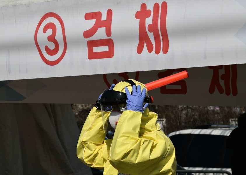 北韓居民把應急防護服當雨衣和遮陽傘使用