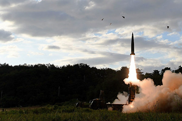 圖為北韓試射洲際彈道導彈，進行挑釁。（ South Korean Defense Ministry via Getty Images）