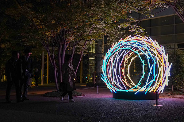 2023年11月13日,日本東京,虎之門燈光藝術展(Toranomon Light Art)期間,現場展示由印度的藝術家維卡斯‧帕蒂爾(Vikas Patil)和桑托什‧古賈爾(Santosh Gujar)創作的燈光藝術作品「巢」(Nest)。(Christopher Jue/Getty Images)