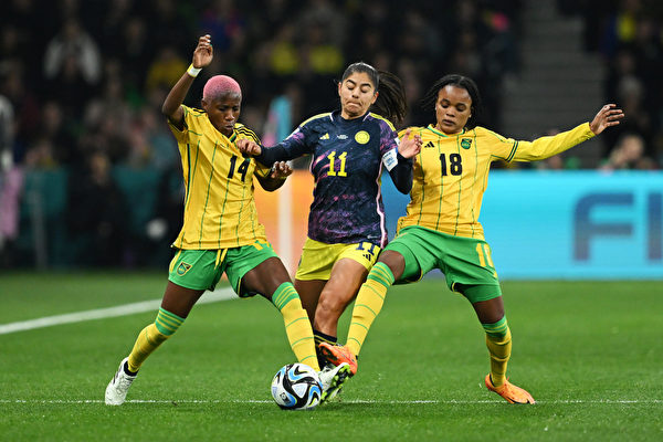 2023年8月8日，澳新女足世界盃16強淘汰賽上，南美勁旅哥倫比亞以1:0戰勝牙買加創造歷史，首次晉級世界盃八強。圖為雙方球員在比賽中拼搶瞬間。（Quinn Rooney/Getty Images）
