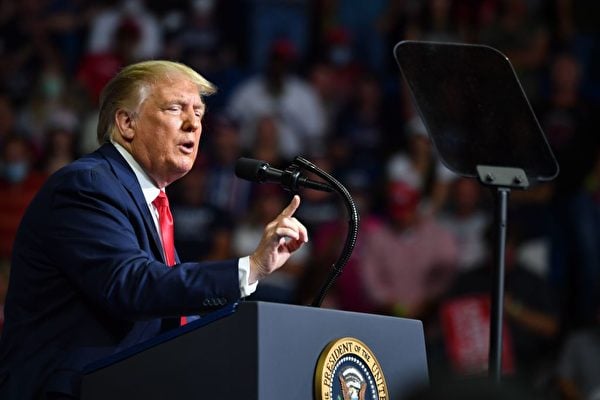 2020年6月20日，特朗普在俄克拉荷馬州塔爾薩舉行的競選集會上發表演講。（Nicholas Kamm / AFP via Getty Images）