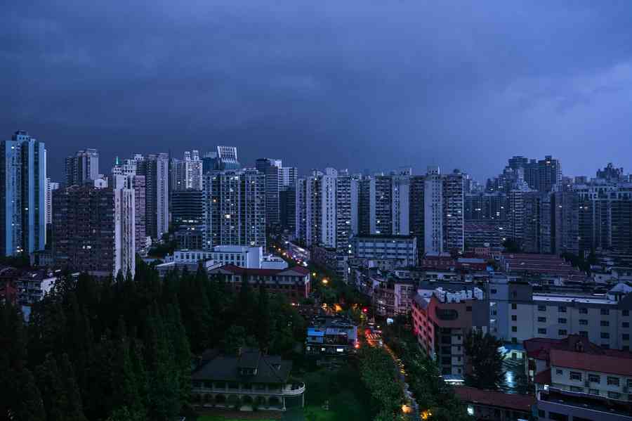 上海甲級寫字樓市場崩潰 經濟晴雨表警報響起
