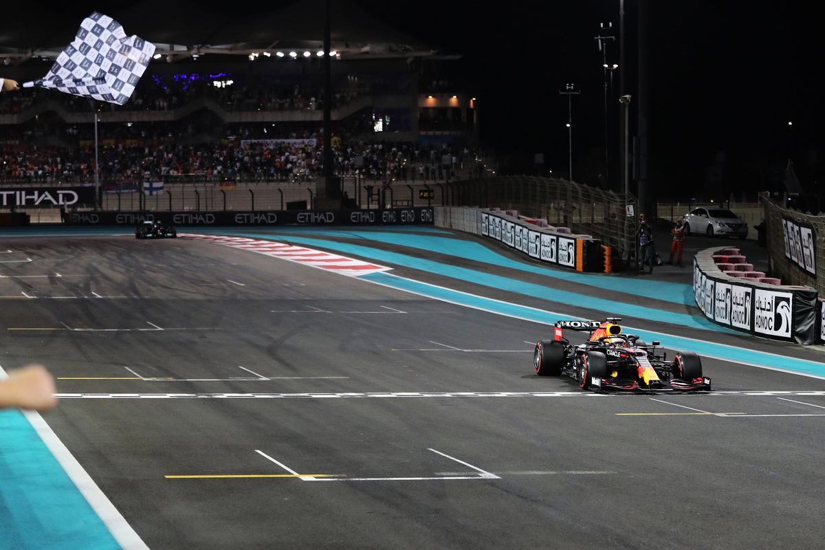 2021年12月12日，F1大獎賽收官站，紅牛荷蘭籍車手韋斯達賓（Max Verstappen）戲劇性地戰勝平治英國車手咸美頓（Lewis Hamilton），首次奪得年度車手總冠軍。圖為韋斯達賓率先衝線瞬間。（Kamran Jebreili – Pool/Getty Images）
