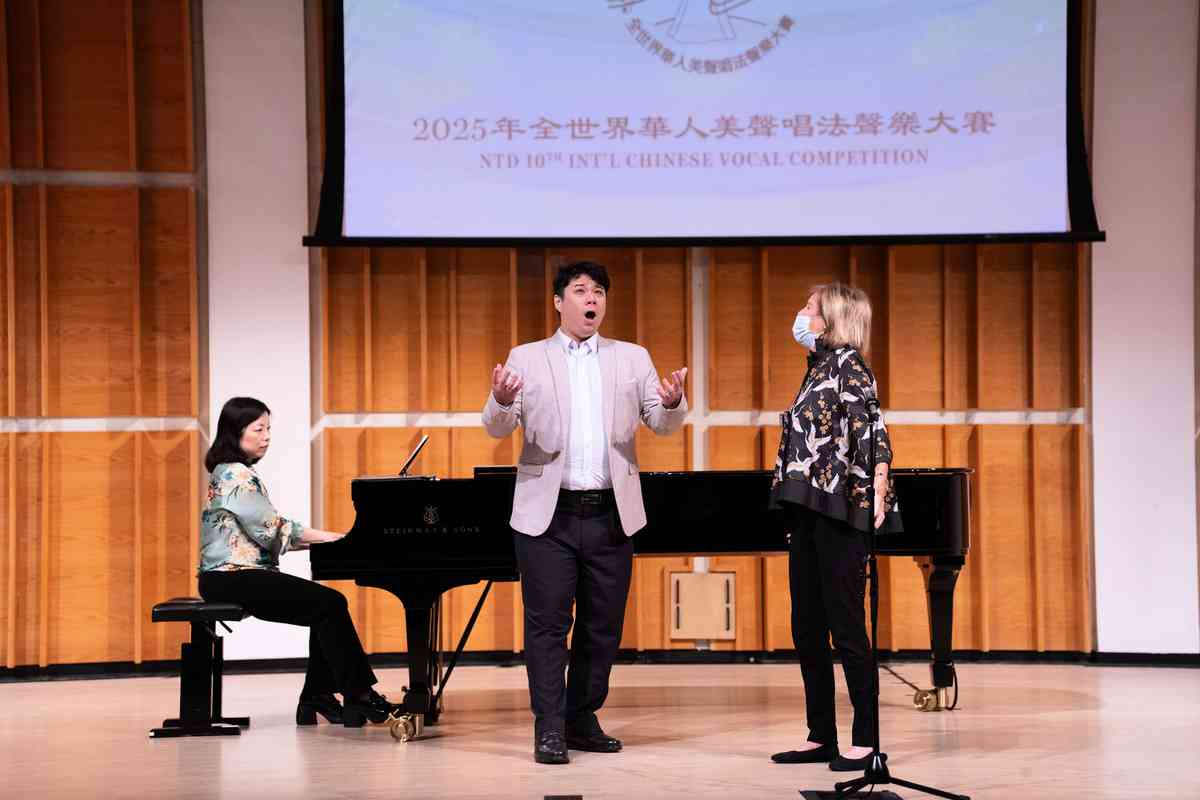 8月31日,新唐人聲樂大賽為選手開辦大師班,國際著名女中音歌唱家弗雷德莉卡‧馮‧斯塔德(Frederica von Stade)為七位參賽選手進行一對一的指導。圖為來自台灣的Morris Tien在接受指導。(戴兵/大紀元)
