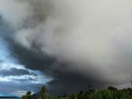 印尼火山再次噴發 火山灰高達2公里