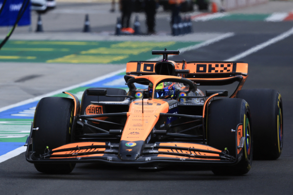 2024年7月21日,F1匈牙利大獎賽正賽,頭排發車的兩輛麥拿侖賽車成功包攬了前兩名,澳洲車手皮亞斯特利首獲分站賽冠軍,英國車手羅禮士「忍痛」讓車居第二。圖為皮亞斯特利駕駛的麥拿侖賽車。(Martin Divisek/POOL/AFP via Getty Images)