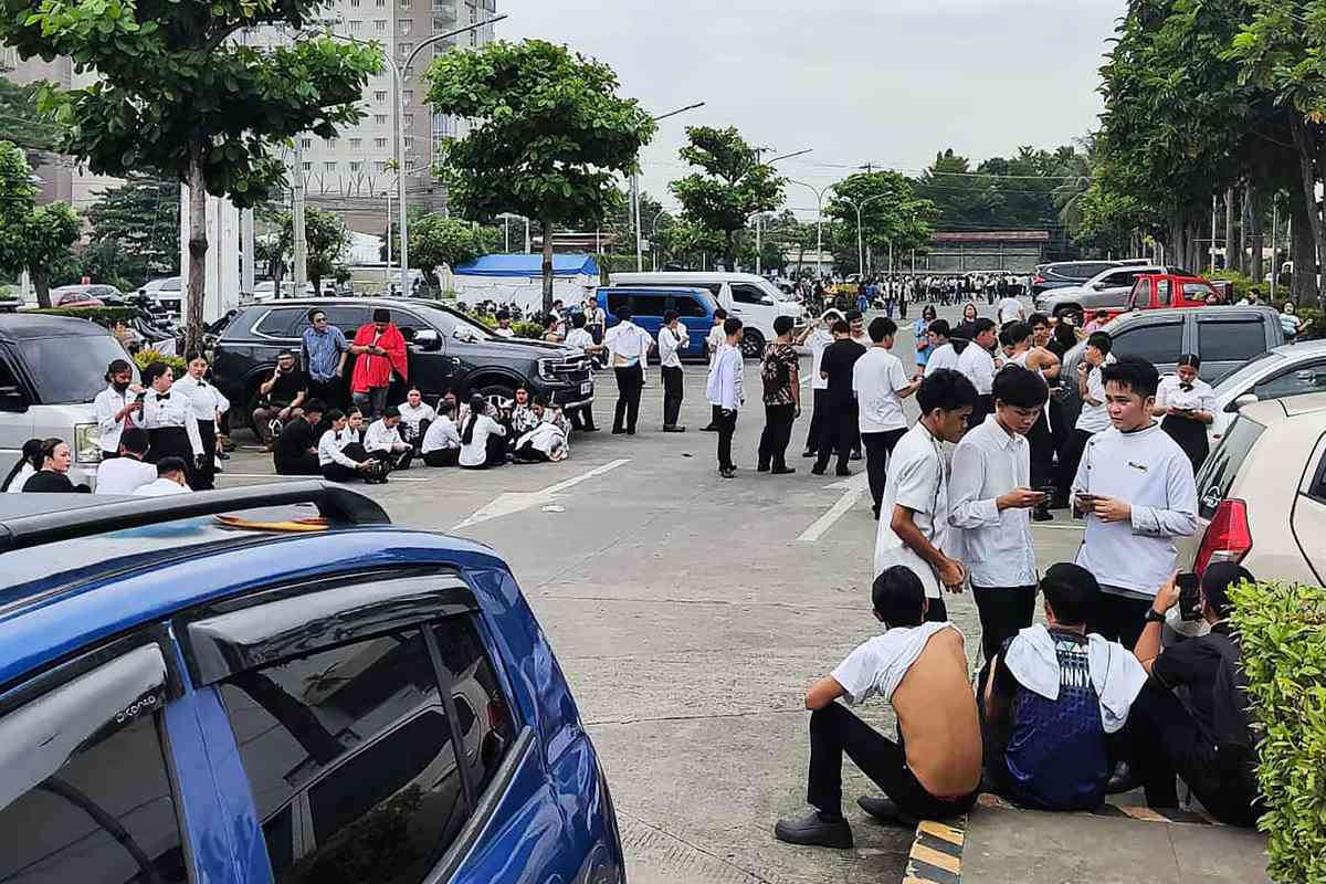 2025年10月10日,菲律賓民答那峨島(Mindanao)達沃市(Davao City),一家購物中心的員工在7.4級地震襲擊後,聚集在建築物外。這場強烈地震發生在菲律賓南部外海,當局對沿岸發布了海嘯警報。 (BOBBIE ALOTA/AFP via Getty Images)