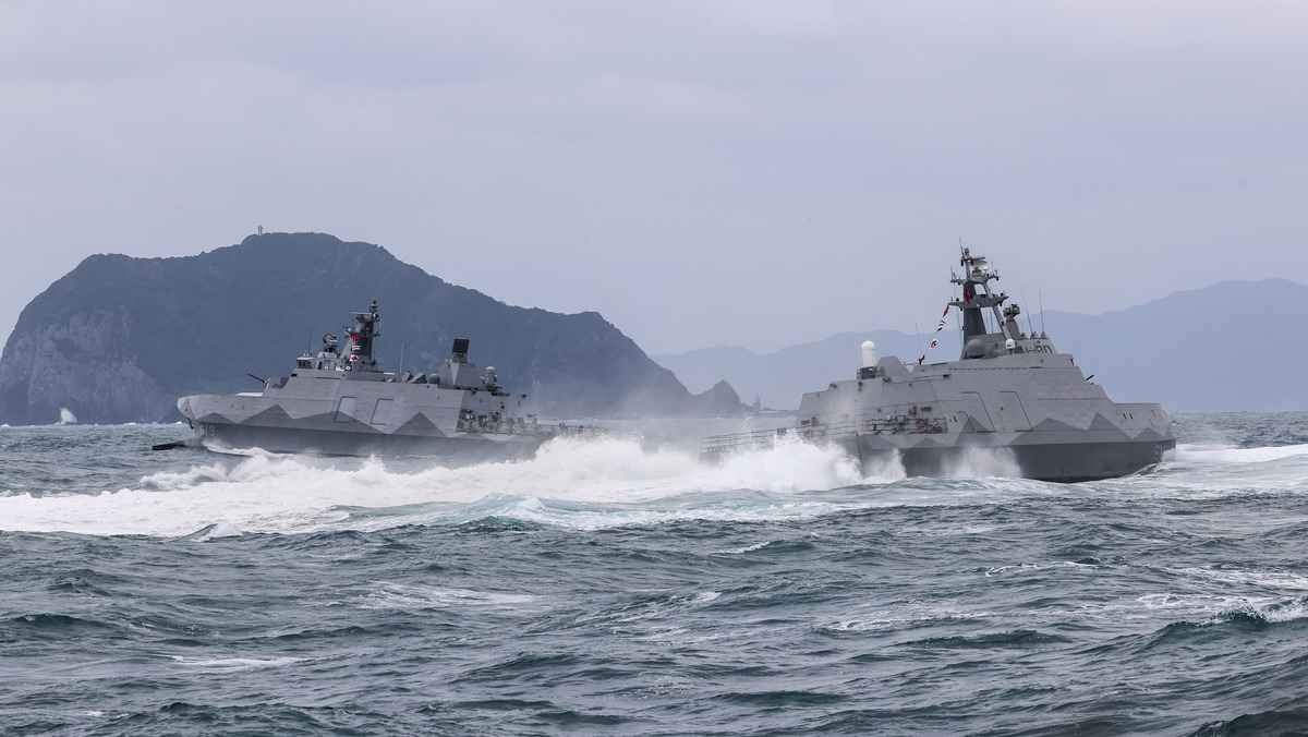 有中國不具名學者表示，台海的風險情勢恐怕還在攀升。圖為台灣國軍艦艇操演。（中央社）
