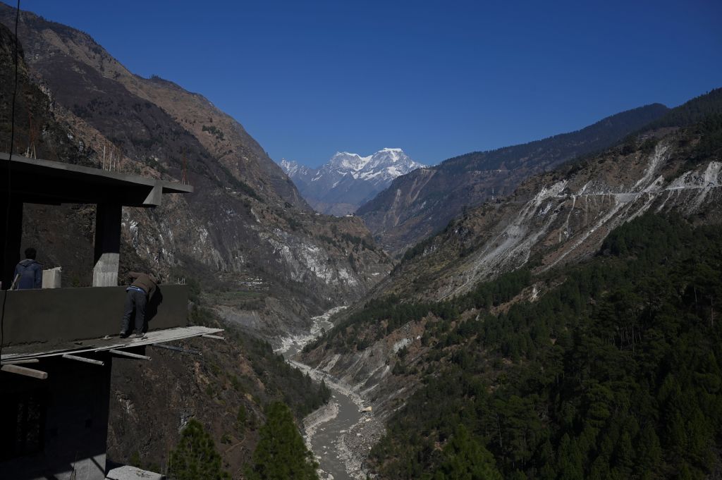 印度陸軍周六（4月24日）表示，靠近中印邊界的北阿坎德省喬斯希馬特北部周五（4月23日）發生雪崩，目前當局已救出384人，並尋獲8具遺體，還有38人失蹤。（Photo by SAJJAD HUSSAIN/AFP via Getty Images）