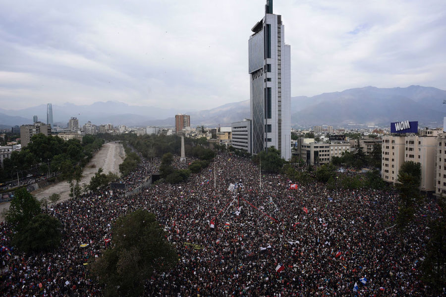 智利百萬人上街要求改革 籲總統辭職