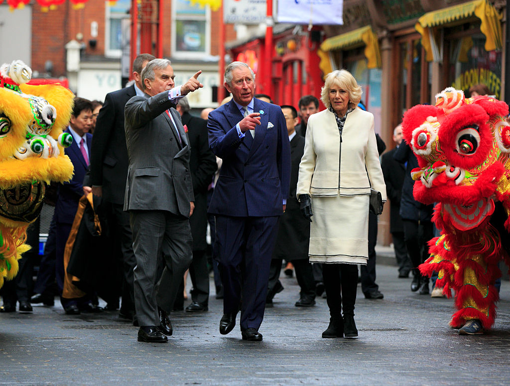圖為英國查理斯王子夫婦在中國新年之際參觀倫敦的中國城。（John Phillips/Getty Images）