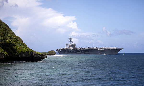11月11日老兵節，美軍的卡爾文森號航母（CVN 70）停靠關島。（美國印太司令部）