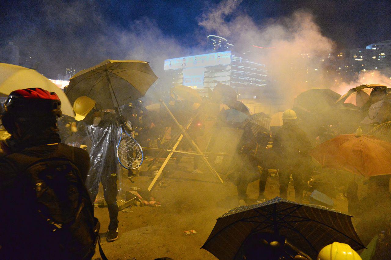 11月18日，警方在香港理大附近又抓捕了50多人。圖為11月17日晚，香港理大硝煙瀰漫，數百人被港警包圍，民間呼籲反包圍救人。（大紀元）
