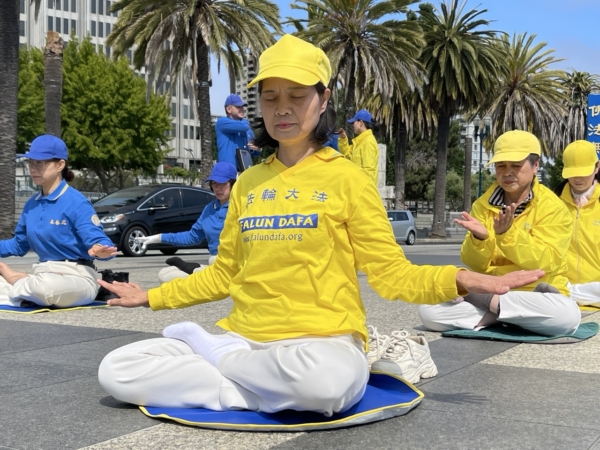 曾遭酷刑迫害的劉旭耀在廣場打坐。(李沁一/大紀元)