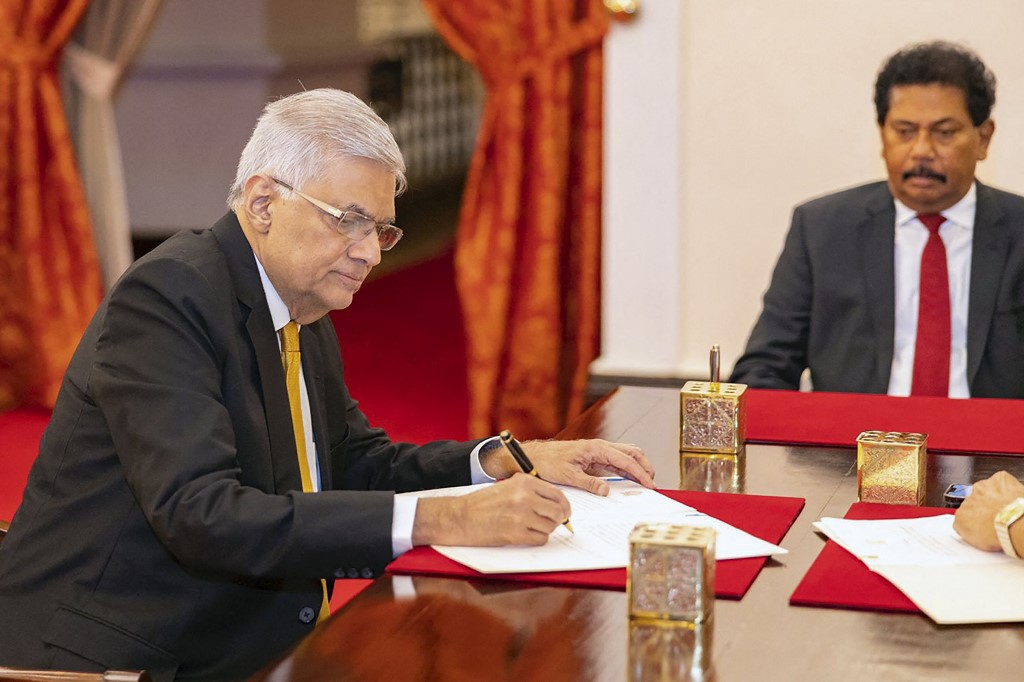 新任總理維克勒馬辛哈（左）於5月上任，以幫助該國擺脫危機。與此同時，儘管要求總統辭職的呼聲越來越高，拉賈帕克薩仍繼續掌權。 （Photo by Sri Lanka President’s Office / AFP）