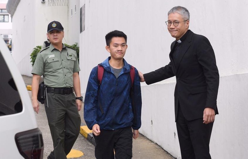 涉嫌在台灣旅遊期間殺死女友的香港男子陳同佳（中）23日上午9時出獄，他向現場媒體簡短談話向死者和家人道歉，並表示願意到台灣「自首」。（黃信真／大紀元）