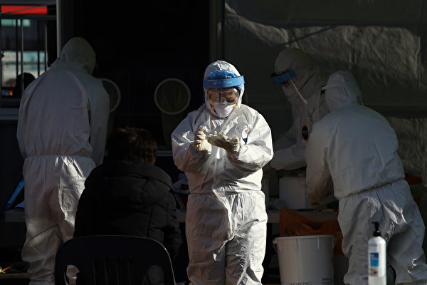 2020年12月18日，南韓首爾，民眾正在中共病毒檢測站檢測。（Chung Sung-Jun/Getty Images）