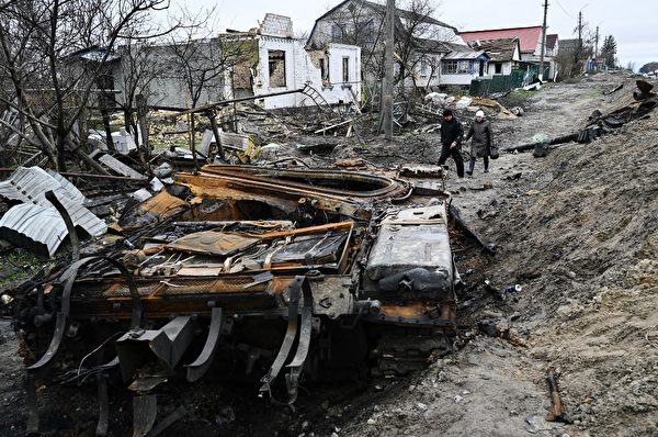 2022年4月19日，基輔東北部Zalissya村的一輛俄羅斯坦克殘骸。（Genya SAVILOV/AFP）