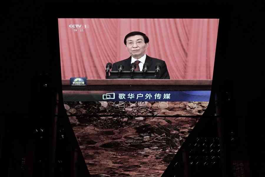 兩會怪現象：頻傳紙條 王滬寧向習「鞠躬」