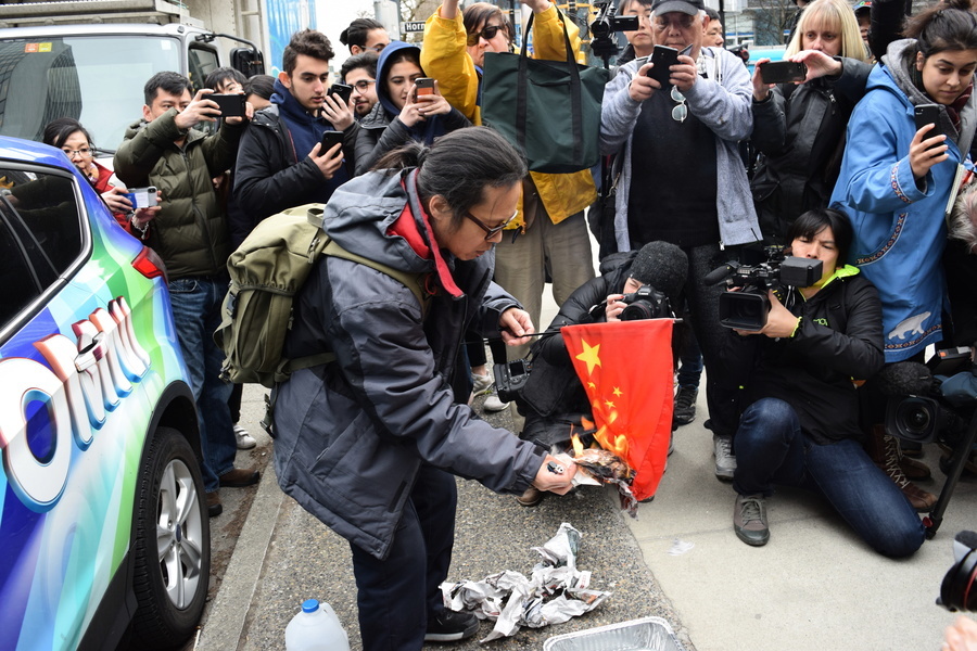 孟晚舟溫哥華出庭 華人庭外燒血旗抗議中共