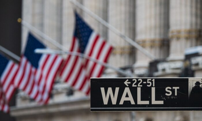紐約華爾街全長僅三分之一英里，寬為十一米，卻以「美國的金融中心」聞名於世。（Angela Weiss/AFP via Getty Images）