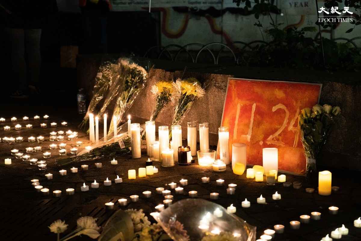 12月2日晚，波士頓聲援中國民眾「白紙革命」的集會者們悼念11月24日烏魯木齊火災的死者。（劉景燁/大紀元）