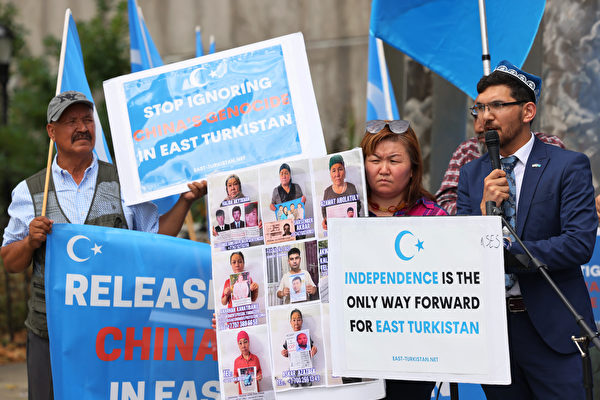 2022年7月26日,美國紐約市,民眾聚集在拉爾夫‧本奇公園(Ralph Bunche Park),舉行反對中共的集會。東突(ETGE)總理薩利赫‧胡達亞爾(Salih Hudayar)在集會上發表講話。(Michael M. Santiago/Getty Images)