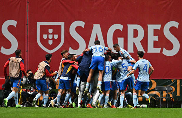 2022年9月27日，歐國聯A級第2組賽最後一輪，依靠莫拉塔絕殺入球，西班牙客場1:0擊敗葡萄牙，反超對手奪得小組頭名。圖為西班牙球員抱在一起慶祝入球瞬間。（Octavio Passos/Getty Images）