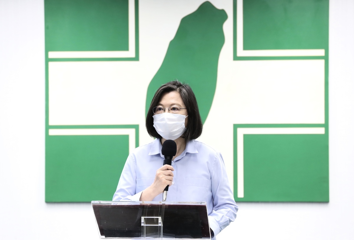 台灣疫情升溫，總統兼民進黨主席蔡英文2021年5月12日在民進黨中常會前發表談話表示，目前防疫物資和醫療系統充足，請大家放心，疫苗也會陸續到位。（中央社）